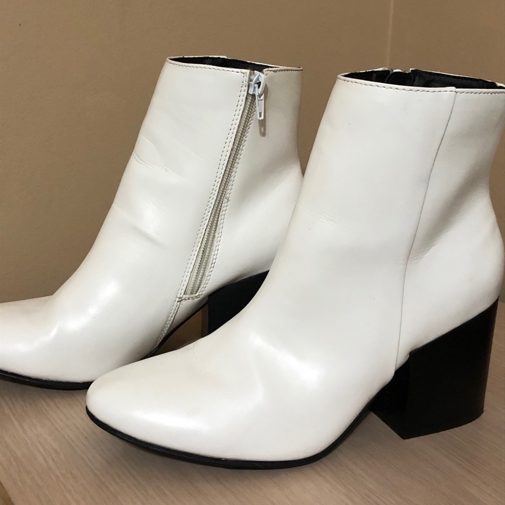 Steve Madden White heeled Booties